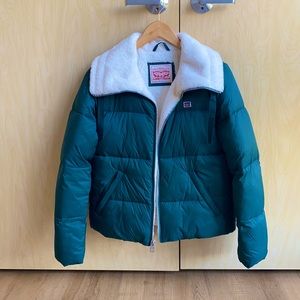 Levi’s puffer jacket, size small ♥️ EUC!